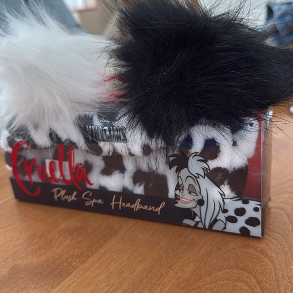 Disney Villains Cruella Plush Spa Headband White & black Pom-Pom 101 Dalmatians - Picture 3 of 3